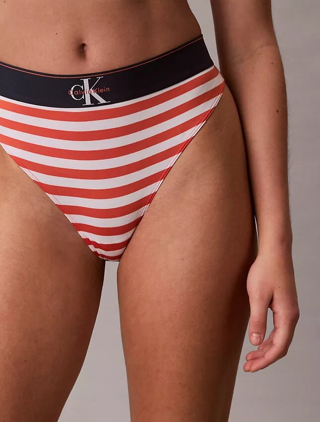 Grafisk monogram-Thong i stretchig Microfiber Grafisk monogram-Thong i stretchig Microfiber
