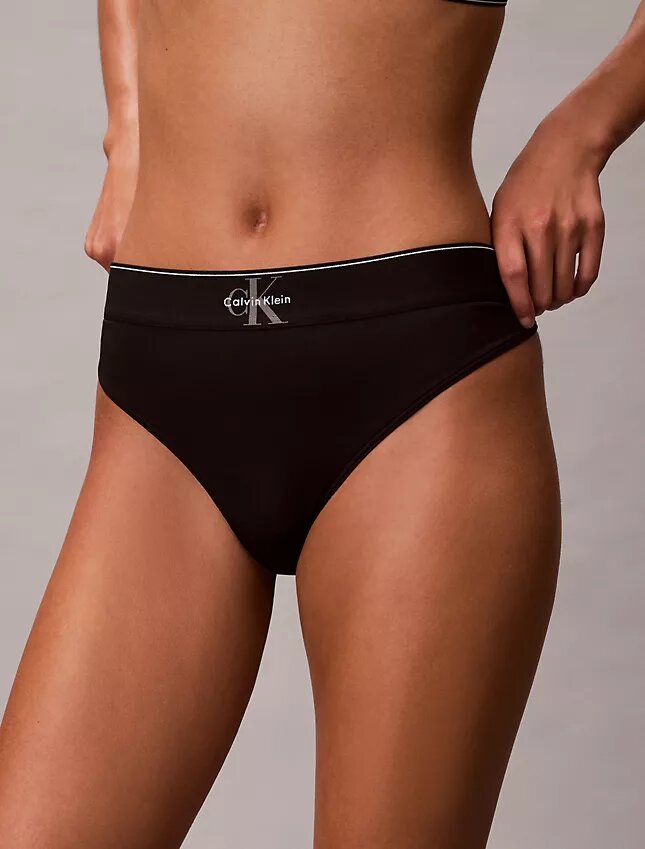 Grafisk monogram-Thong i stretchig Microfiber Grafisk monogram-Thong i stretchig Microfiber