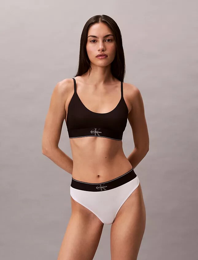 Grafisk monogram-Thong i stretchig Microfiber Grafisk monogram-Thong i stretchig Microfiber