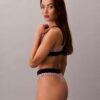 Grafisk monogram-Thong i stretchig Microfiber Grafisk monogram-Thong i stretchig Microfiber