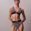 Grafisk monogram-Thong i stretchig Microfiber Grafisk monogram-Thong i stretchig Microfiber