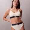 Grafisk monogram-Thong i stretchig Microfiber Grafisk monogram-Thong i stretchig Microfiber