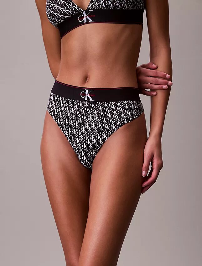 Grafisk monogram-Thong i stretchig Microfiber Grafisk monogram-Thong i stretchig Microfiber