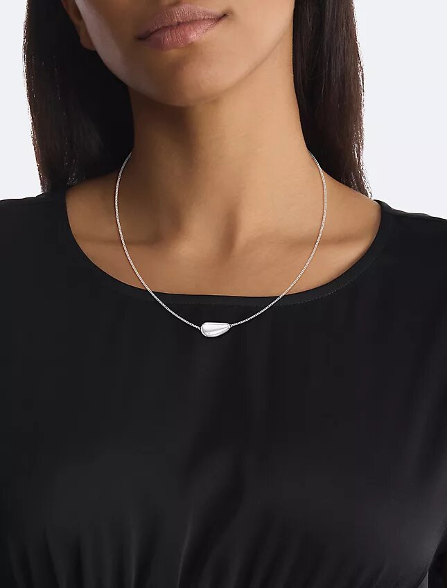 Halsband med droppformad hänge Halsband med droppformad hänge