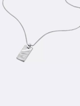 Halsband med hänge i organisk rektangulär form