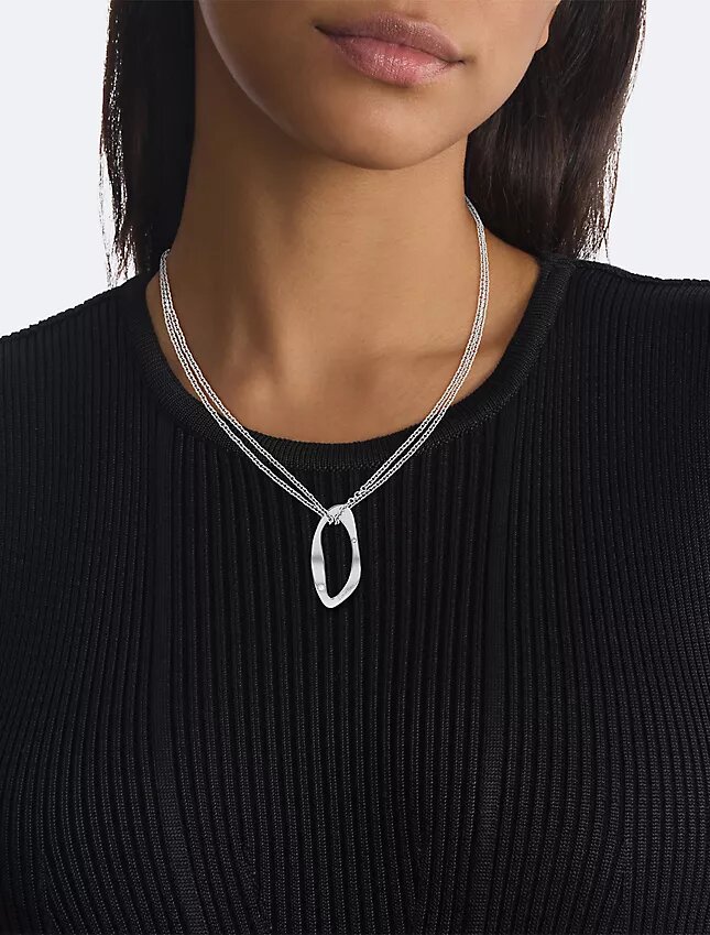 Halsband med rund, organisk hänge Halsband med rund, organisk hänge
