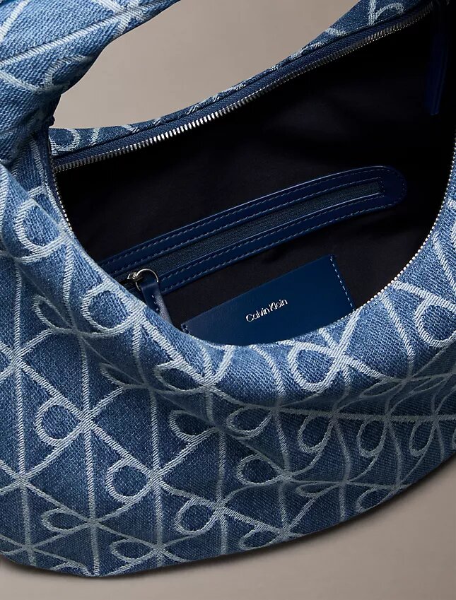 Hobo-väska i denim med emblem-logotyp över hela ytan Hobo-väska i denim med emblem-logotyp över hela ytan