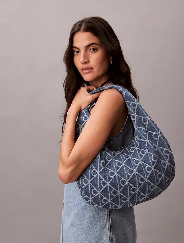 Hobo-väska i denim med emblem-logotyp över hela ytan Hobo-väska i denim med emblem-logotyp över hela ytan