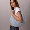 Hobo-väska i denim med emblem-logotyp över hela ytan Hobo-väska i denim med emblem-logotyp över hela ytan