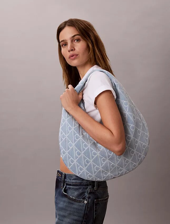 Hobo-väska i denim med emblem-logotyp över hela ytan Hobo-väska i denim med emblem-logotyp över hela ytan