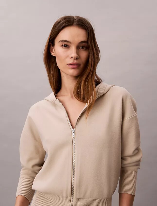 Hoodie i avslappnad stickning Hoodie i avslappnad stickning