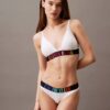 Intense Power Pride Lätt fodrad triangel-Bralette Intense Power Pride Lätt fodrad triangel-Bralette