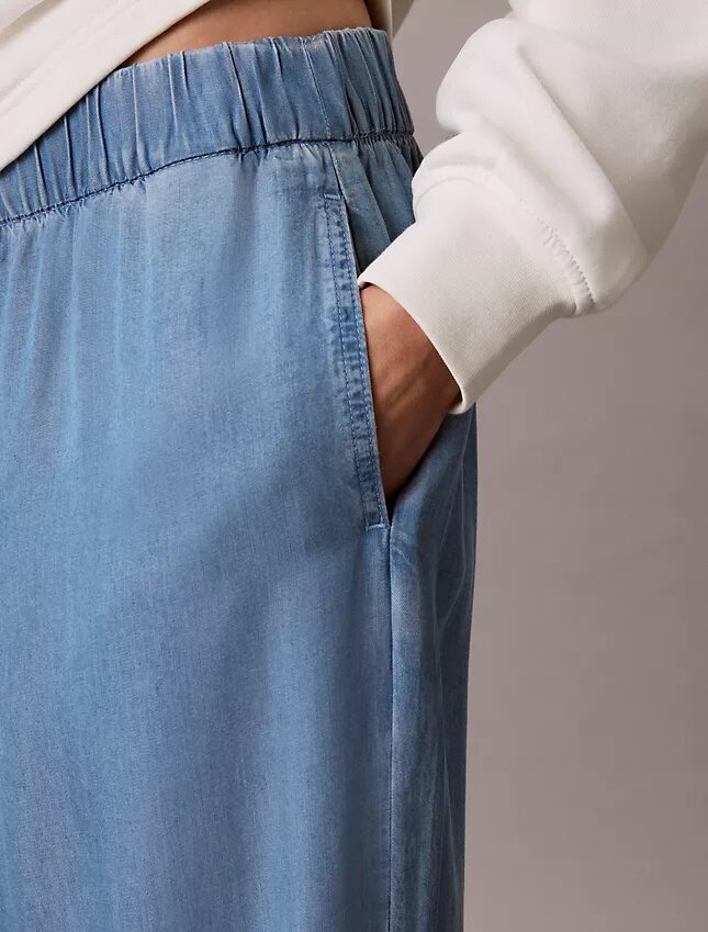 Jeans i avslappnad denim med dragkedja Jeans i avslappnad denim med dragkedja