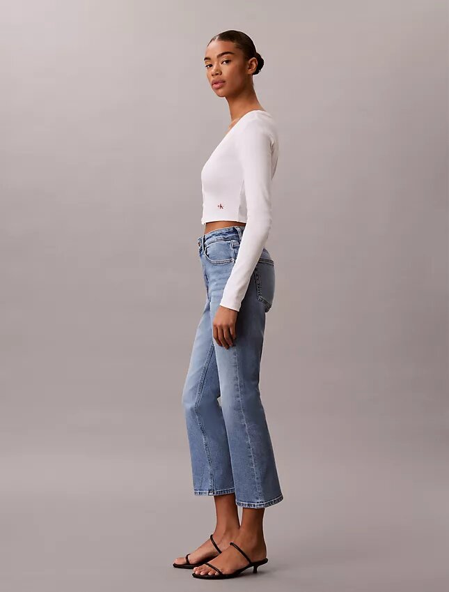Jeans med hög midja och utsvängda ben Jeans med hög midja och utsvängda ben