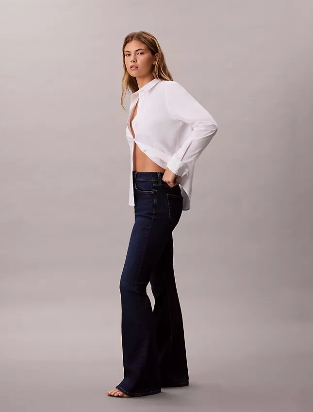 Jeans med hög midja och utsvängda ben Jeans med hög midja och utsvängda ben