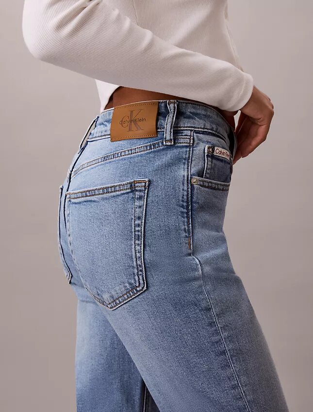Jeans med hög midja och utsvängda ben Jeans med hög midja och utsvängda ben