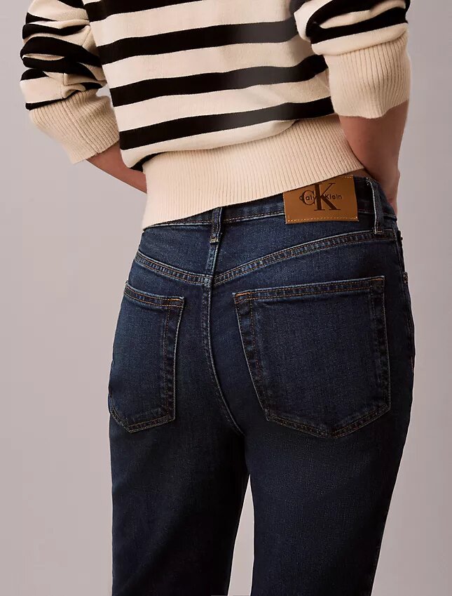 Jeans med hög midja och utsvängda ben Jeans med hög midja och utsvängda ben