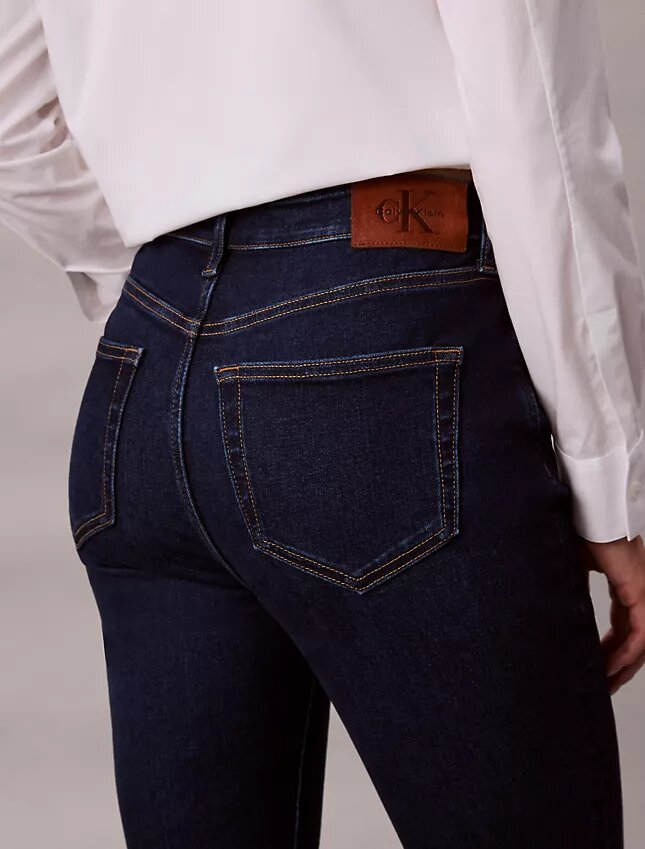 Jeans med hög midja och utsvängda ben Jeans med hög midja och utsvängda ben