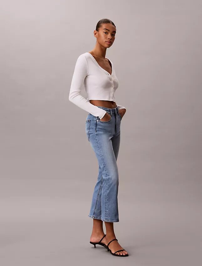 Jeans med hög midja och utsvängda ben Jeans med hög midja och utsvängda ben