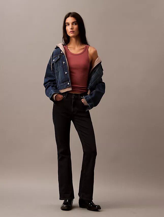 Jeans med medelhög midja och utsvängda ben Jeans med medelhög midja och utsvängda ben