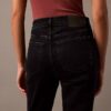 Jeans med medelhög midja och utsvängda ben Jeans med medelhög midja och utsvängda ben