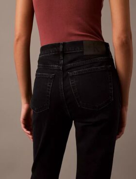 Jeans med medelhög midja och utsvängda ben