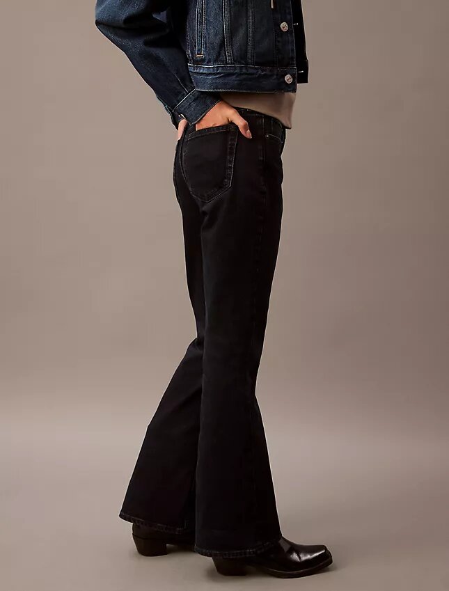 Jeans med medelhög midja och utsvängda ben Jeans med medelhög midja och utsvängda ben