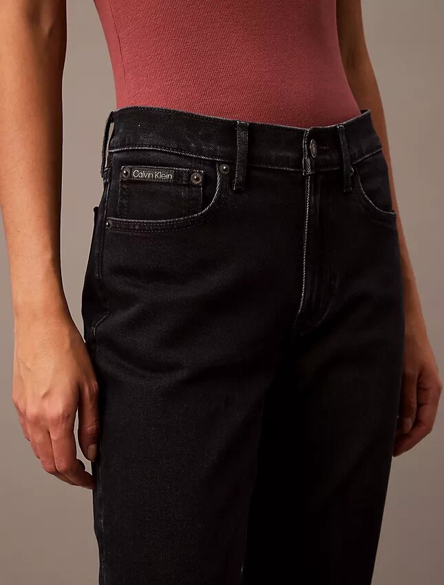 Jeans med medelhög midja och utsvängda ben Jeans med medelhög midja och utsvängda ben
