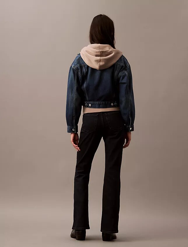Jeans med medelhög midja och utsvängda ben Jeans med medelhög midja och utsvängda ben
