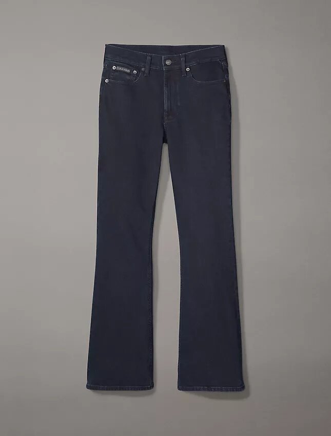 Jeans med medelhög midja och utsvängda ben Jeans med medelhög midja och utsvängda ben
