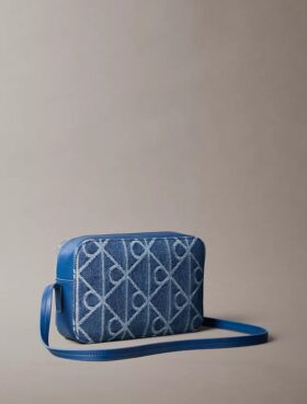 Kameraväska i Denim med emblem-logotyp över hela ytan