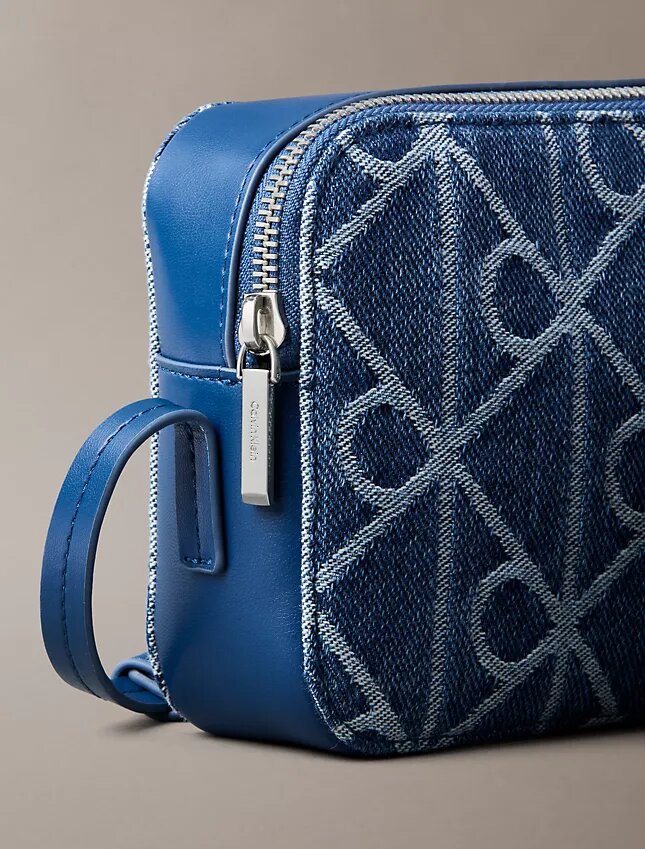 Kameraväska i Denim med emblem-logotyp över hela ytan Kameraväska i Denim med emblem-logotyp över hela ytan