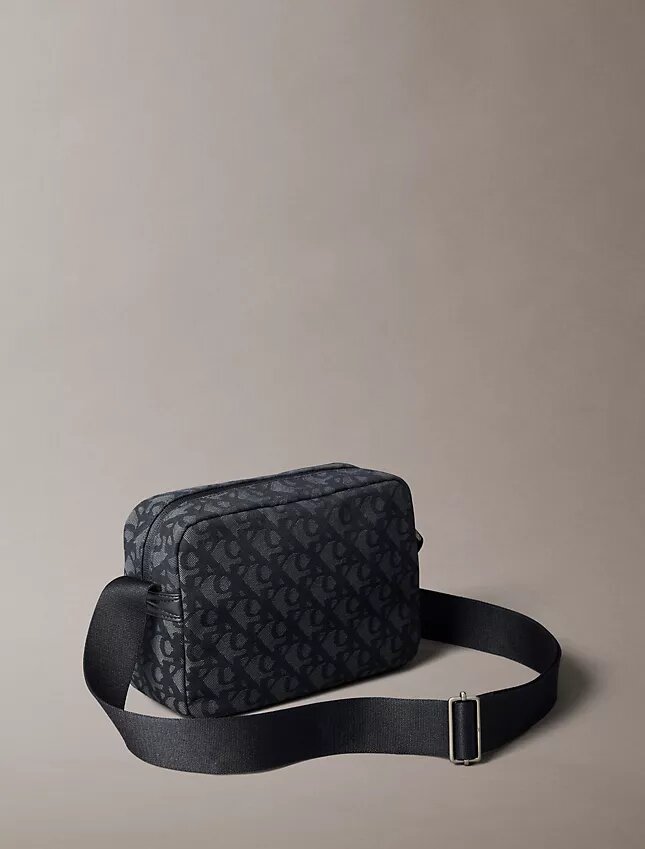 Kameraväska med Monogram-mönster över hela ytan Kameraväska med Monogram-mönster över hela ytan
