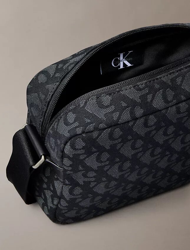 Kameraväska med Monogram-mönster över hela ytan Kameraväska med Monogram-mönster över hela ytan