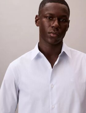 Klassisk button-down-skjorta i Cotton Stretch med ränder