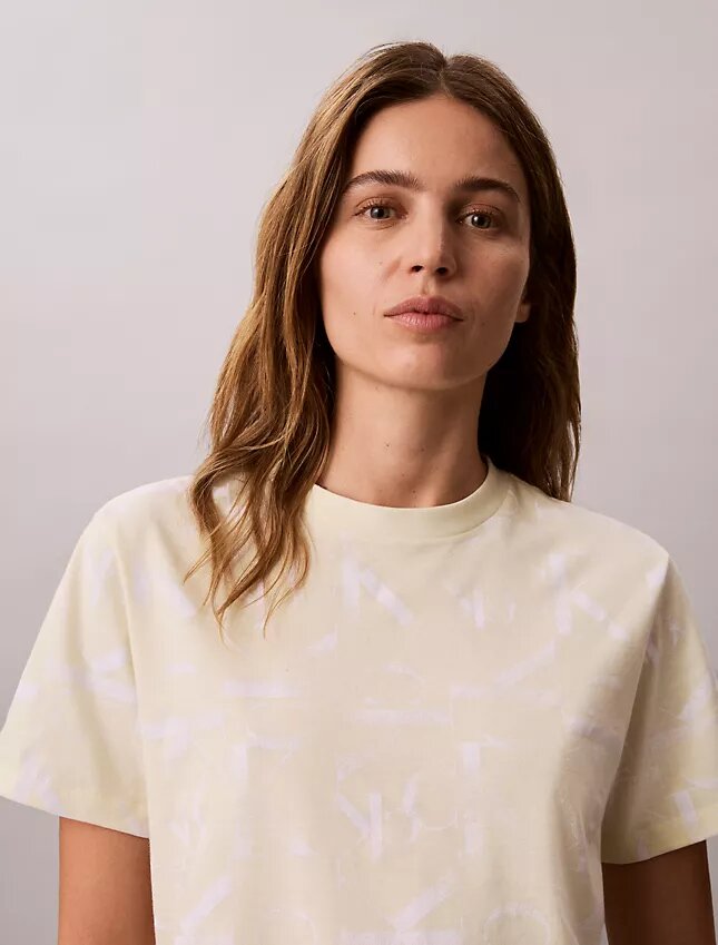 Klassisk T-shirt med blekt Monogram över hela plagget Klassisk T-shirt med blekt Monogram över hela plagget