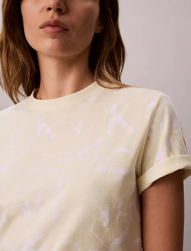 Klassisk T-shirt med blekt Monogram över hela plagget Klassisk T-shirt med blekt Monogram över hela plagget