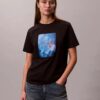 Klassisk T-shirt med blommig logotyp Klassisk T-shirt med blommig logotyp
