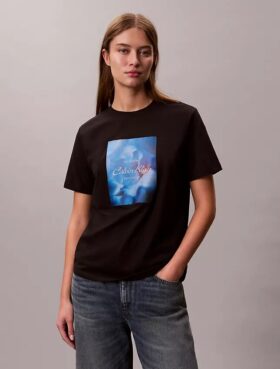 Klassisk T-shirt med blommig logotyp