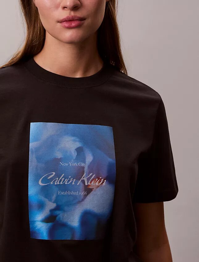 Klassisk T-shirt med blommig logotyp Klassisk T-shirt med blommig logotyp