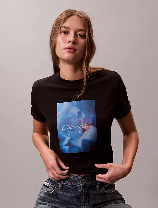 Klassisk T-shirt med blommig logotyp Klassisk T-shirt med blommig logotyp