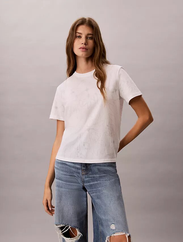 Klassisk T-shirt med blommönster Klassisk T-shirt med blommönster
