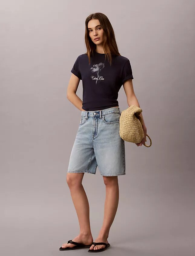 Klassisk T-shirt med blommönster Klassisk T-shirt med blommönster