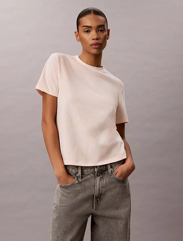 Klassisk T-shirt med blommönster Klassisk T-shirt med blommönster