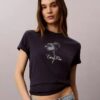 Klassisk T-shirt med blommönster Klassisk T-shirt med blommönster