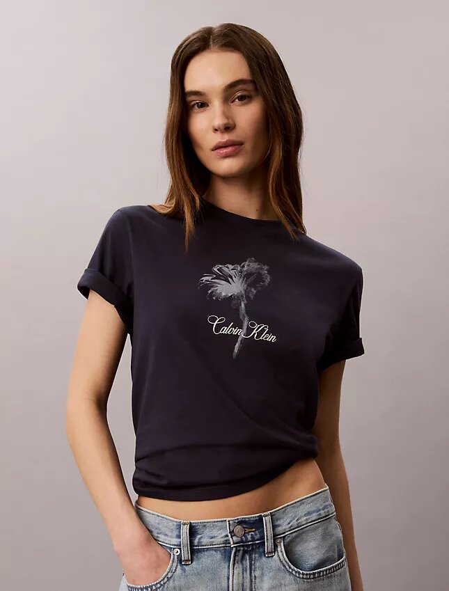 Klassisk T-shirt med blommönster Klassisk T-shirt med blommönster