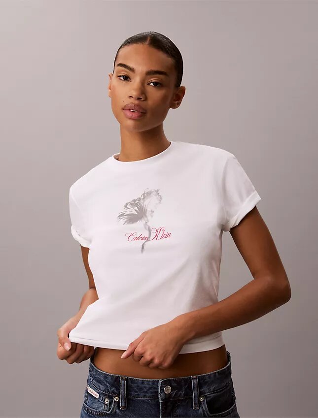Klassisk T-shirt med blommönster Klassisk T-shirt med blommönster