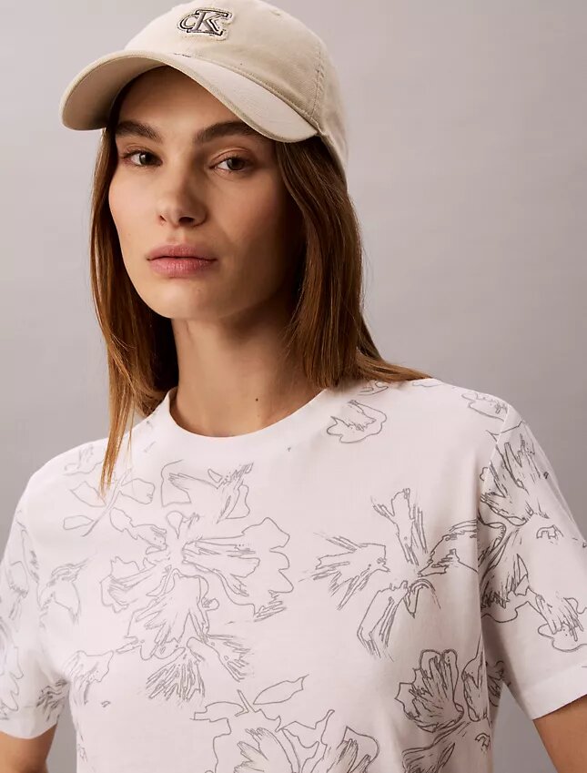 Klassisk T-shirt med blommönster Klassisk T-shirt med blommönster