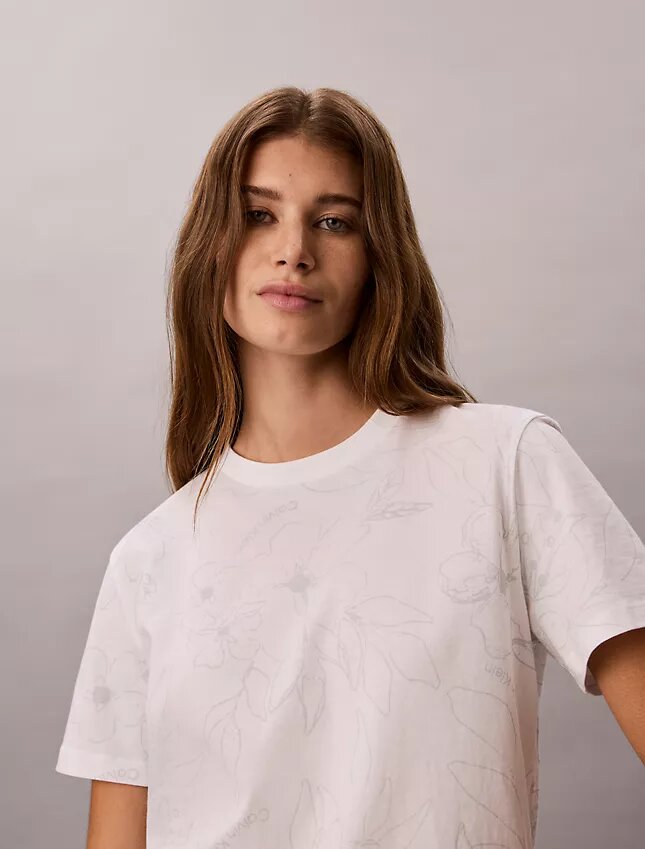 Klassisk T-shirt med blommönster Klassisk T-shirt med blommönster