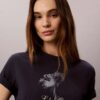 Klassisk T-shirt med blommönster Klassisk T-shirt med blommönster
